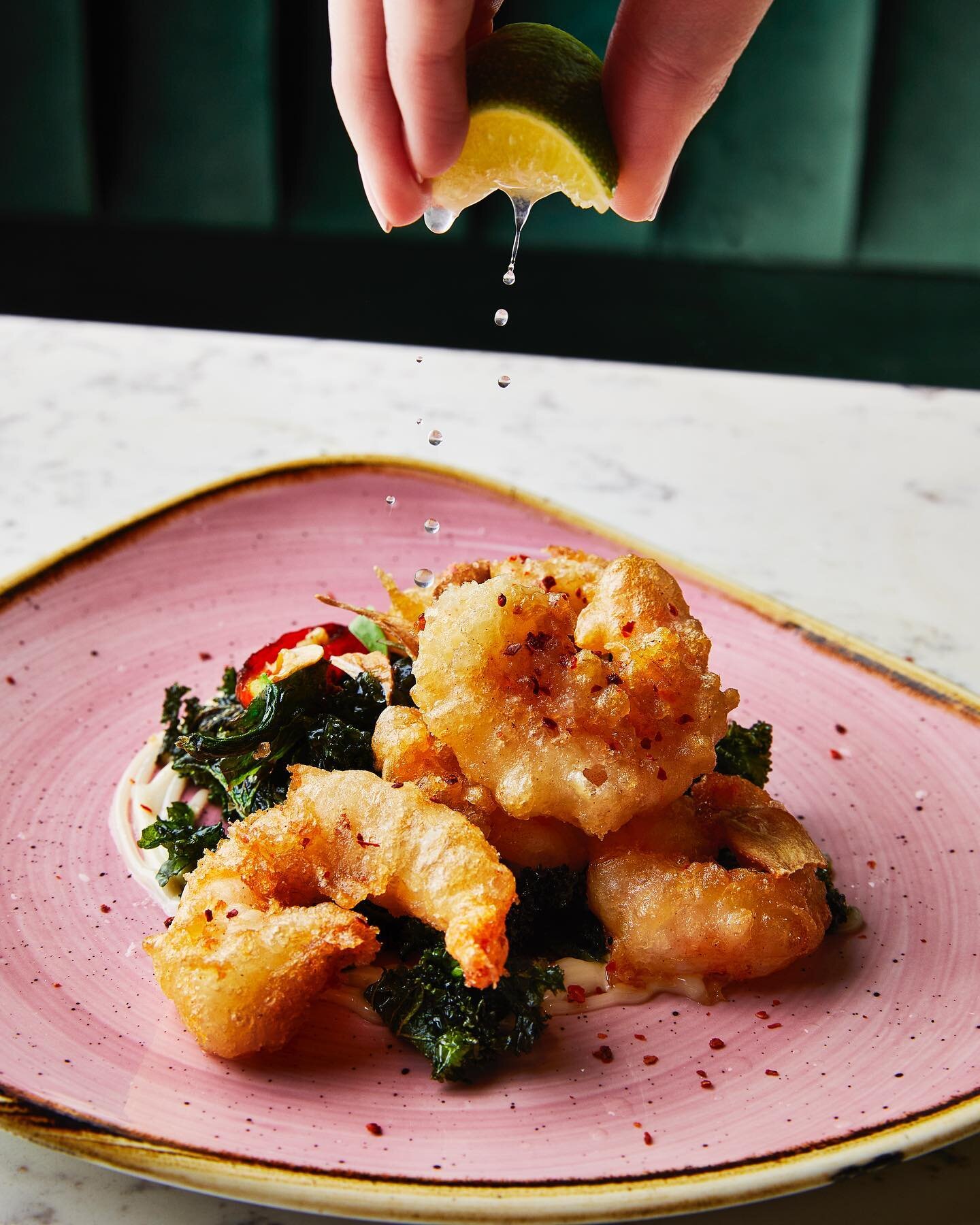 Get the weekend started with a selection of our SMALLS., including our Tempura Tiger Prawns served with chili, garlic, crispy kale, sesame, Yuzu aioli and finished with a drop of lime. Available plant-based 🌶️🌶️
#eatthepeach #eatdrinkpeach