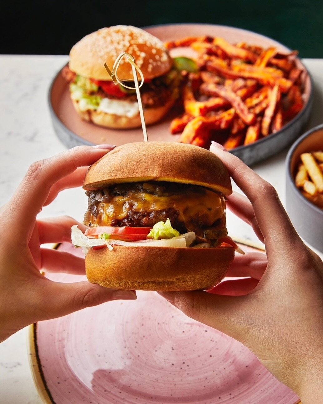 CHRISTMAS EVE AT PEACH. 🍑 🍔 🥂 
Get in and out early tonight and enjoy a burger and fries, along with the choice of a bellini, beer or mocktail for &pound;20PP
Book your table for 1.5hrs anytime between 5PM - 6:45PM at both Hertford and Bishop&rs