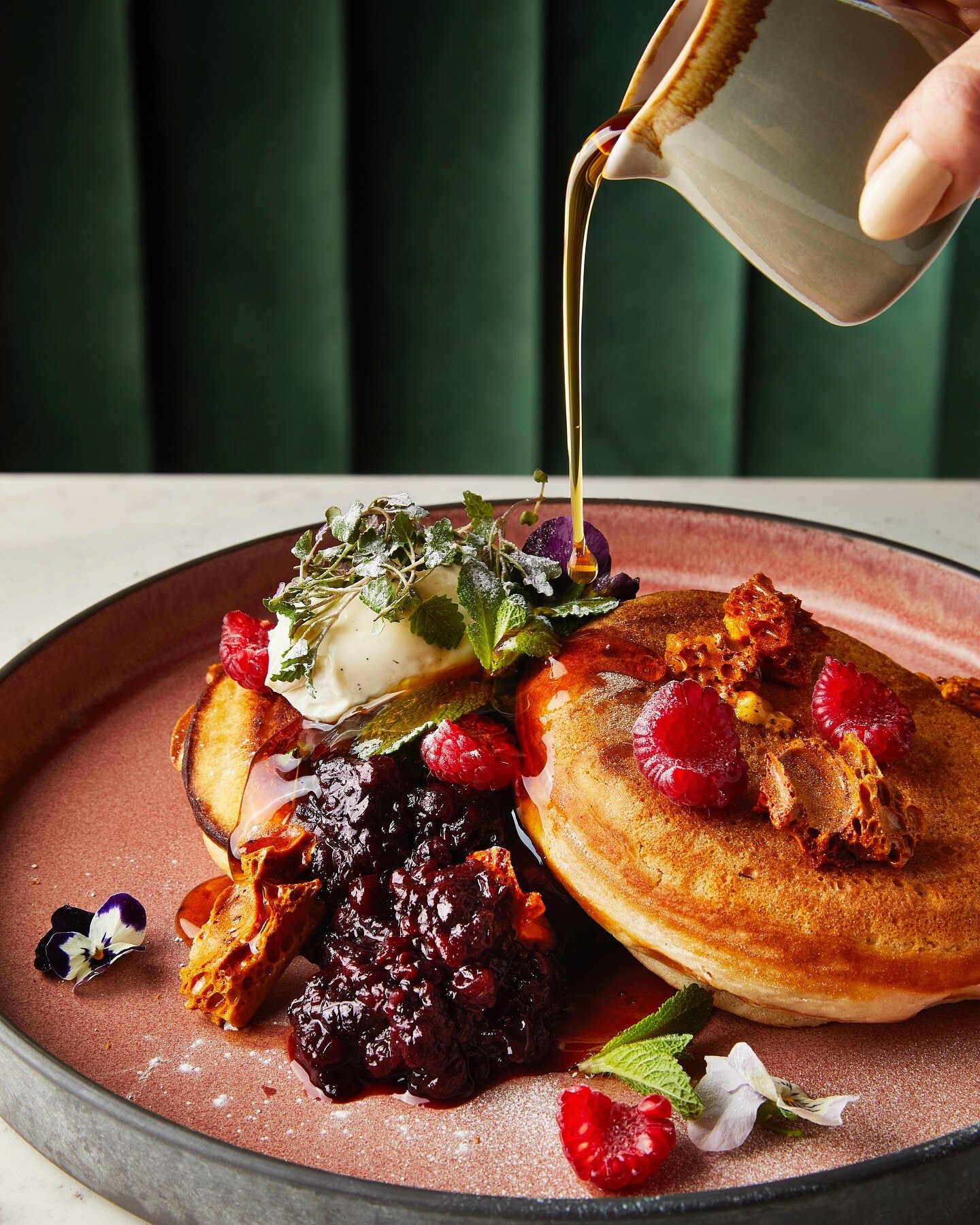 Easy like a Sunday morning 🎶 🥞🍴 
Weekend essentials: catch up BRUNCH. at PEACH. 🍑 
#eatdrinkpeach #eatthepeach